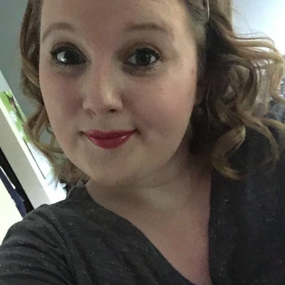 Meet your Posher, Courtney - Picture 2 of 3